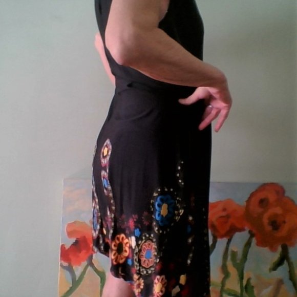 Adorable sleeveless black dress w/handkerchief hem - Picture 2 of 7